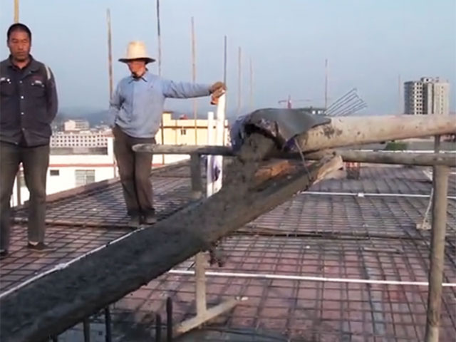 山東力源機(jī)械，車(chē)載式攪拌拖泵一體機(jī)現(xiàn)場(chǎng)施工視頻